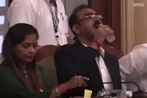 فيديو الرشفة الكبيرة.. مسؤول يشرب "مطهر اليدين" معتقداً أنها زجاجة ماء