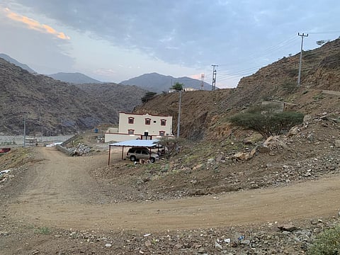 تحت رحمة مقاول.. "بنى يزيد الليث" يناشدون إنهاء معاناتهم مع "بلدية غميقة"