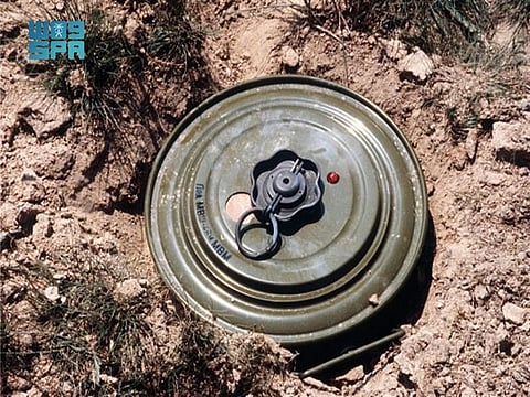 خلال جهوده بتطهير الأراضي اليمنية.. "مسام" ينتزع 732 لغماً باليمن خلال أسبوع