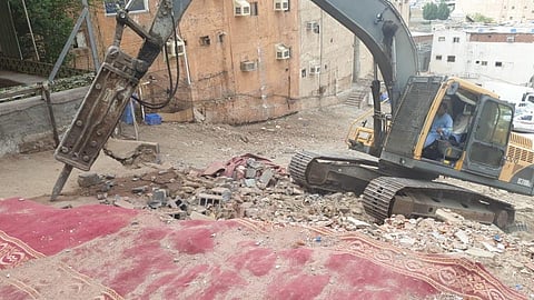 إزالة تعديات عشوائية على مساحة 250م2 بـ "خالدية مكة"