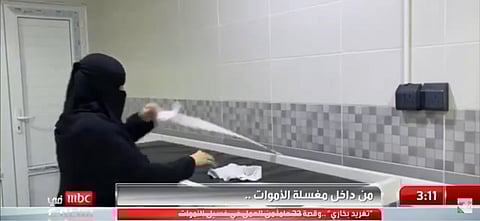 خُطَّابها وأسرتها وأجرها.. "صديقة الموت" تروي قصة 22 عاماً من عملها مُغسلة
