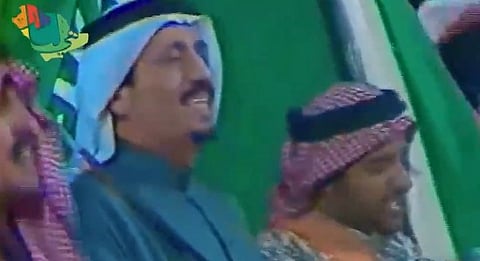 فيديو نادر .. الملك سلمان يؤدي العرضة في تبوك قبل ٣٥ عامًا