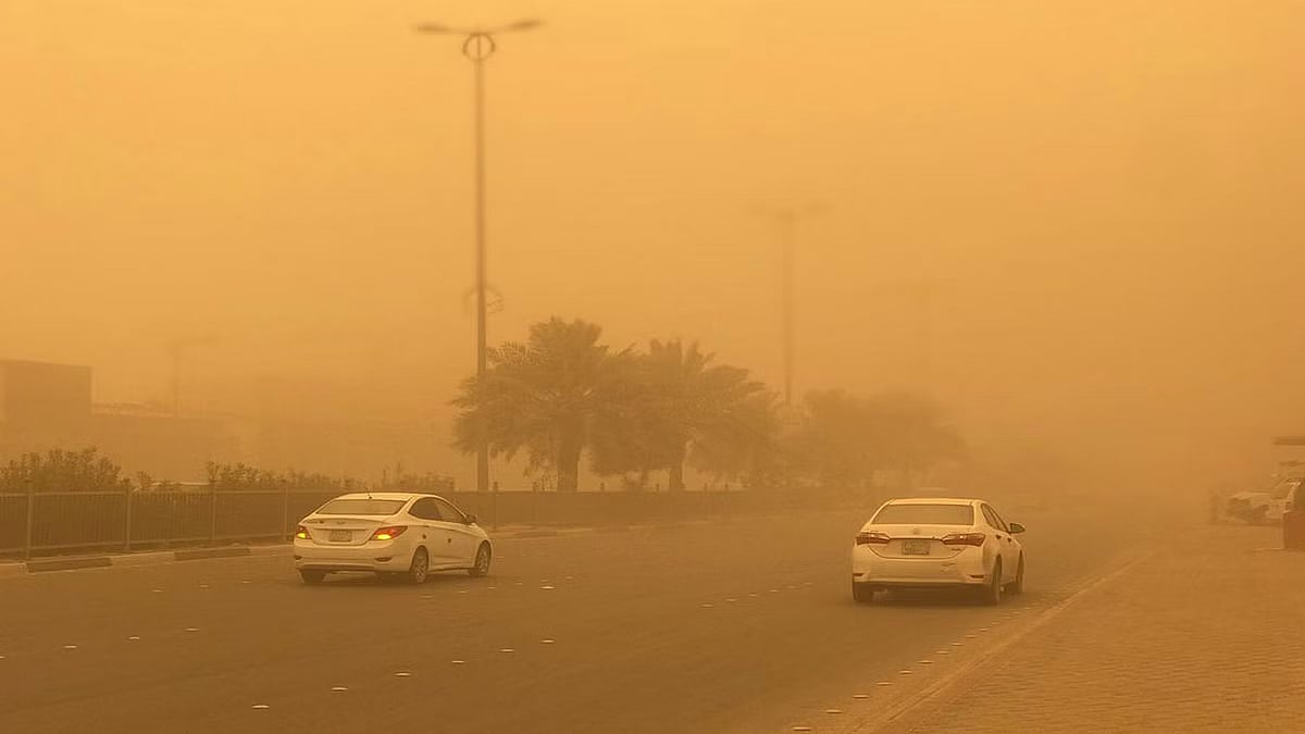 أتربة مثارة على تبوك وشبه انعدام في مدى الرؤية الأفقية (1 - 3) كم