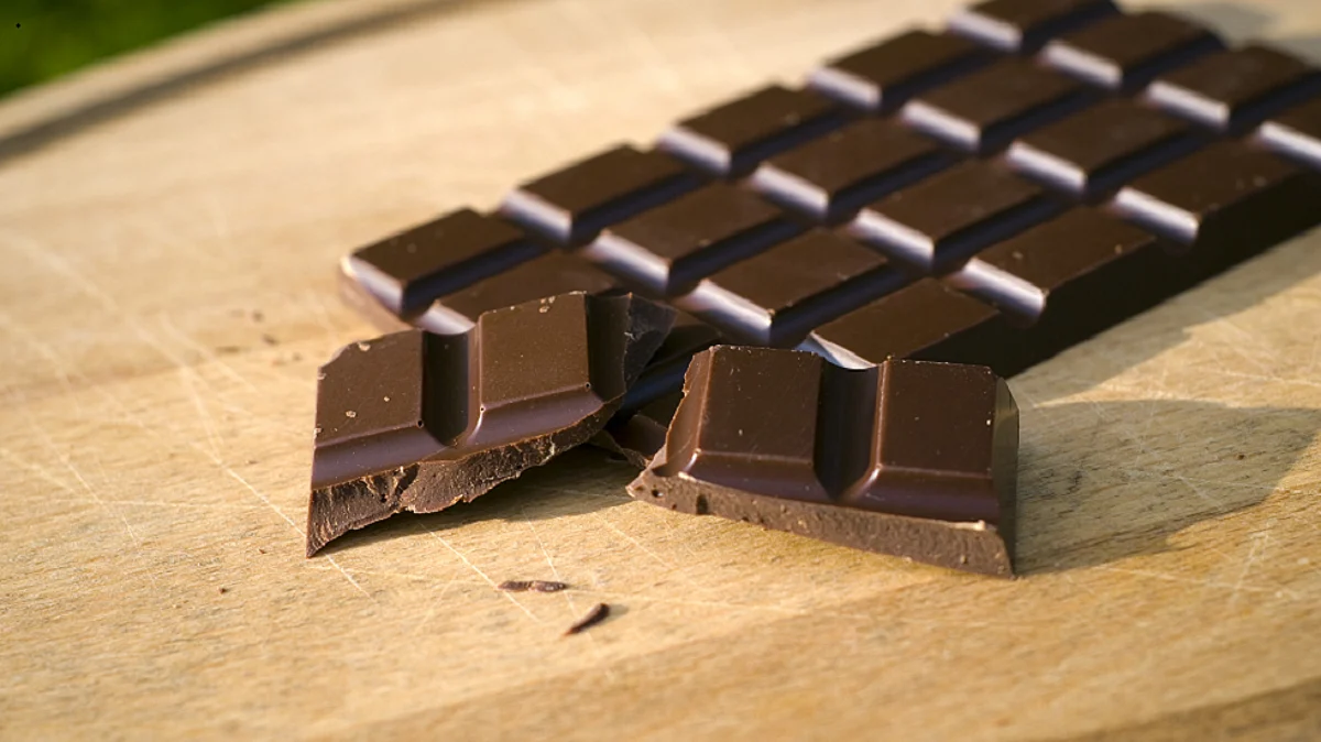 🍫 قوة الشوكولاتة الداكنة: سر صحة الأمعاء، حماية القلب، وتعزيز وظائف الدماغ!