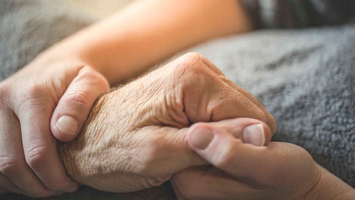 "النمر" يوصي بـ 6 خطوات لرعاية كبار السن في برد "المربعانية"