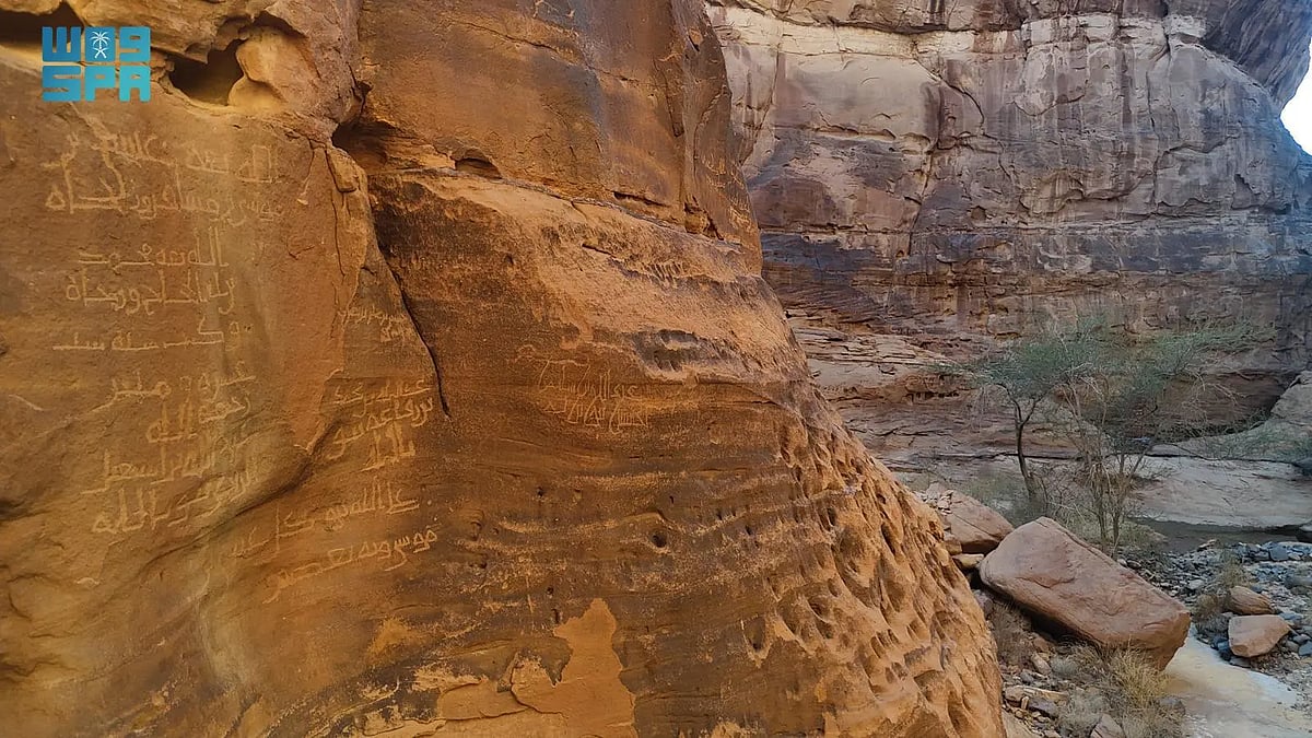 صخور العُلا.. سجلٌّ تاريخي يروي مراحل تطوّر اللغة العربية من الرمز إلى الحرف