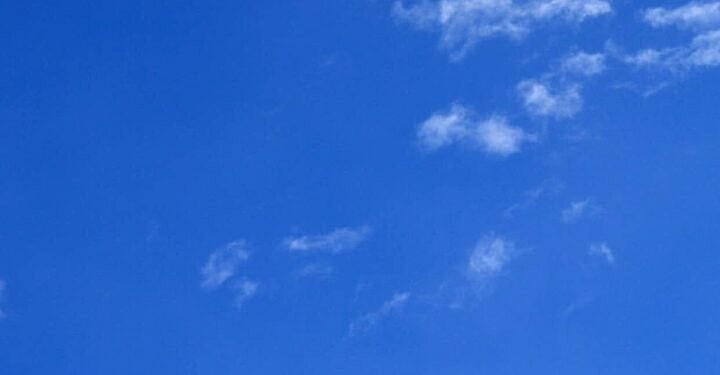 فلكية جدة: السماء أكثر زرقة وصفاءً في الشتاء نتيجة تفاعل الضوء مع الغلاف الجوي للأرض