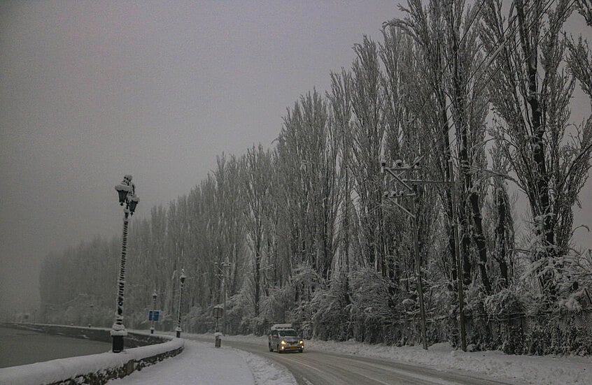 عاصفة شتوية قوية تضرب الولايات المتحدة وتهدد ملايين السكان