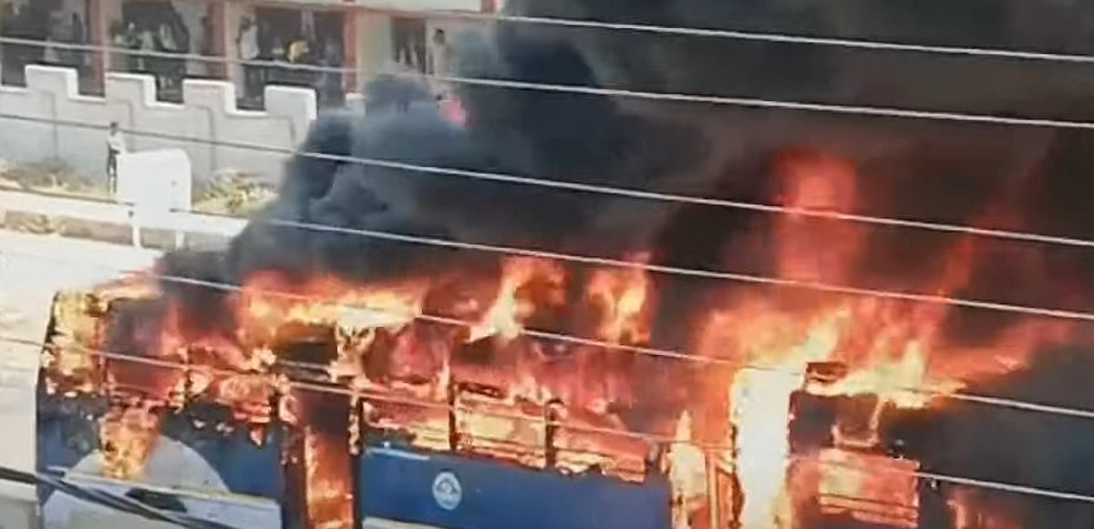 ഓടിക്കൊണ്ടിരുന്ന കെഎസ്ആര്ടിസി ബസിന് തീപിടിച്ചു; യാത്രക്കാര് സുരക്ഷിതര് ഓടിക്കൊണ്ടിരുന്ന കെഎസ്ആര്ടിസി ബസിന് തീപിടിച്ചു; യാത്രക്കാര് സുരക്ഷിതര്