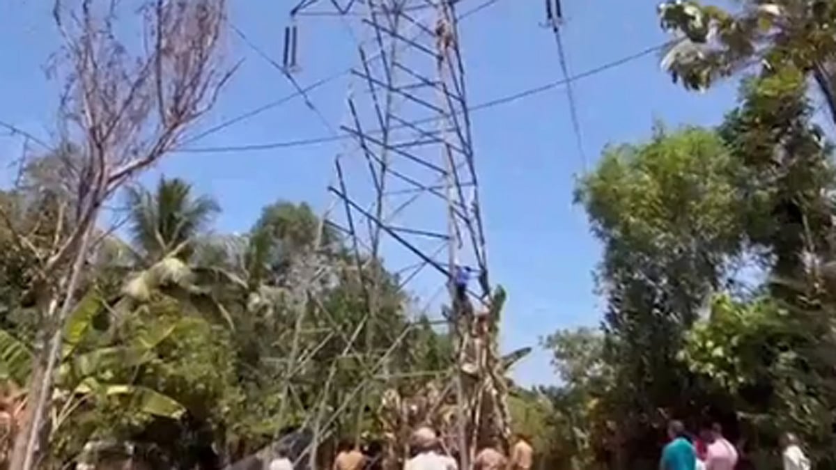 പരീക്ഷയില് മാര്ക്ക് കുറഞ്ഞതിന് വൈദ്യുതി ടവറില് കയറി 14കാരന്റെ ആത്മഹത്യാ ഭീഷണി പരീക്ഷയില് മാര്ക്ക് കുറഞ്ഞതിന് വൈദ്യുതി ടവറില് കയറി 14കാരന്റെ ആത്മഹത്യാ ഭീഷണി