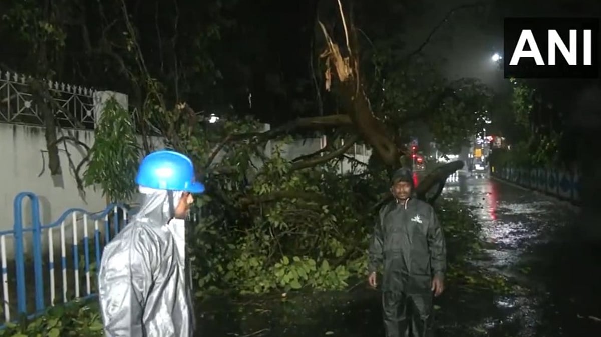 റിമാല് ചുഴലിക്കാറ്റ് കരതൊട്ടു, വീശുന്നത് 120 കി.മീ വേഗത്തില്; അതീവ ജാഗ്രതാ നിര്ദേശം റിമാല് ചുഴലിക്കാറ്റ് കരതൊട്ടു, വീശുന്നത് 120 കി.മീ വേഗത്തില്; അതീവ ജാഗ്രതാ നിര്ദേശം