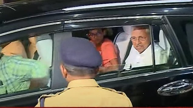 വിദേശയാത്ര നേരത്തെ അവസാനിപ്പിച്ച് മുഖ്യമന്ത്രിയും കുടുംബവും തിരിച്ചെത്തി വിദേശയാത്ര നേരത്തെ അവസാനിപ്പിച്ച് മുഖ്യമന്ത്രിയും കുടുംബവും തിരിച്ചെത്തി