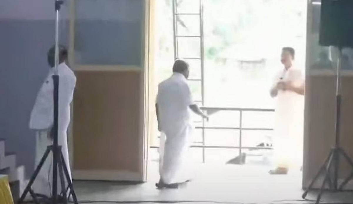 മന്ത്രി എത്താന് വൈകി; സിപിഎം പരിപാടിയില് നിന്ന് ജി സുധാകരന് ക്ഷോഭിച്ച് ഇറങ്ങിപ്പോയി മന്ത്രി എത്താന് വൈകി; സിപിഎം പരിപാടിയില് നിന്ന് ജി സുധാകരന് ക്ഷോഭിച്ച് ഇറങ്ങിപ്പോയി