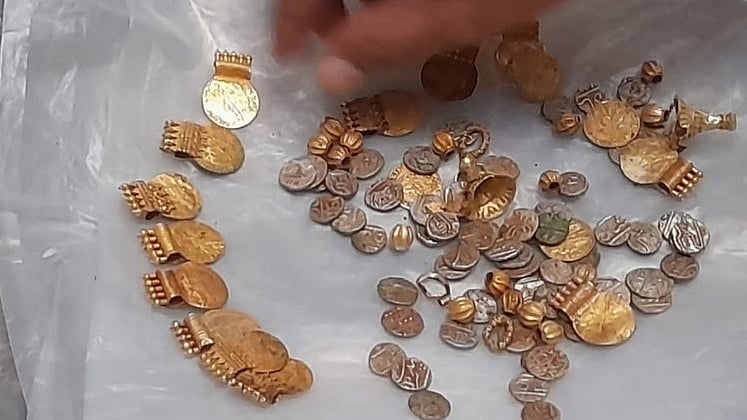 തൊഴിലാളികൾക്ക് വീണ്ടും സ്വർണമുത്തും വെള്ളി നാണയങ്ങളും കിട്ടി തൊഴിലാളികൾക്ക് വീണ്ടും സ്വർണമുത്തും വെള്ളി നാണയങ്ങളും കിട്ടി