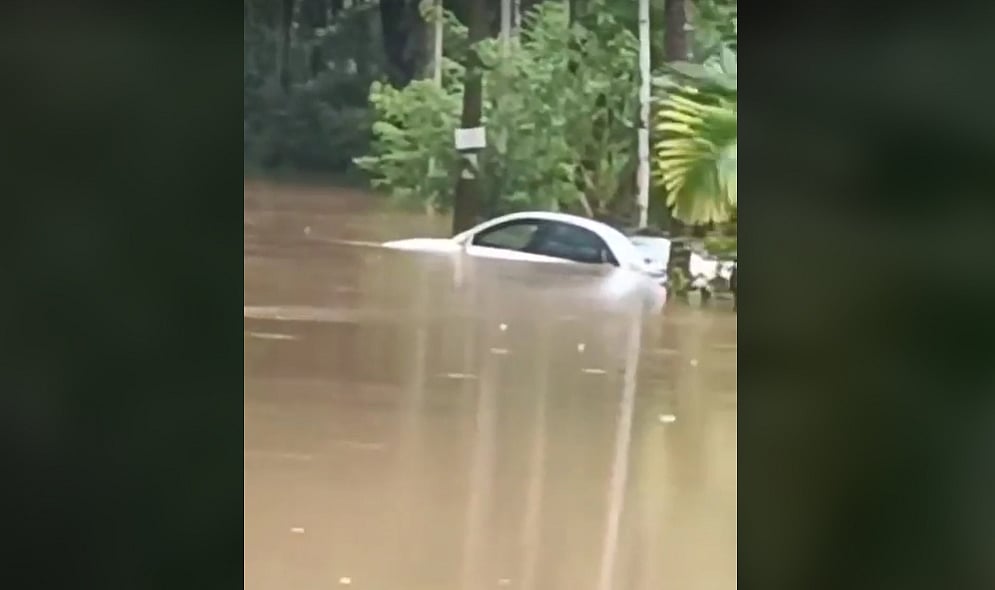 മട്ടന്നൂരില് ഓടുന്ന കാര് വെള്ളക്കെട്ടില് ഒലിച്ചുപോയി; യാത്രക്കാര് അത്ഭുതകരമായി രക്ഷപ്പെട്ടു മട്ടന്നൂരില് ഓടുന്ന കാര് വെള്ളക്കെട്ടില് ഒലിച്ചുപോയി; യാത്രക്കാര് അത്ഭുതകരമായി രക്ഷപ്പെട്ടു