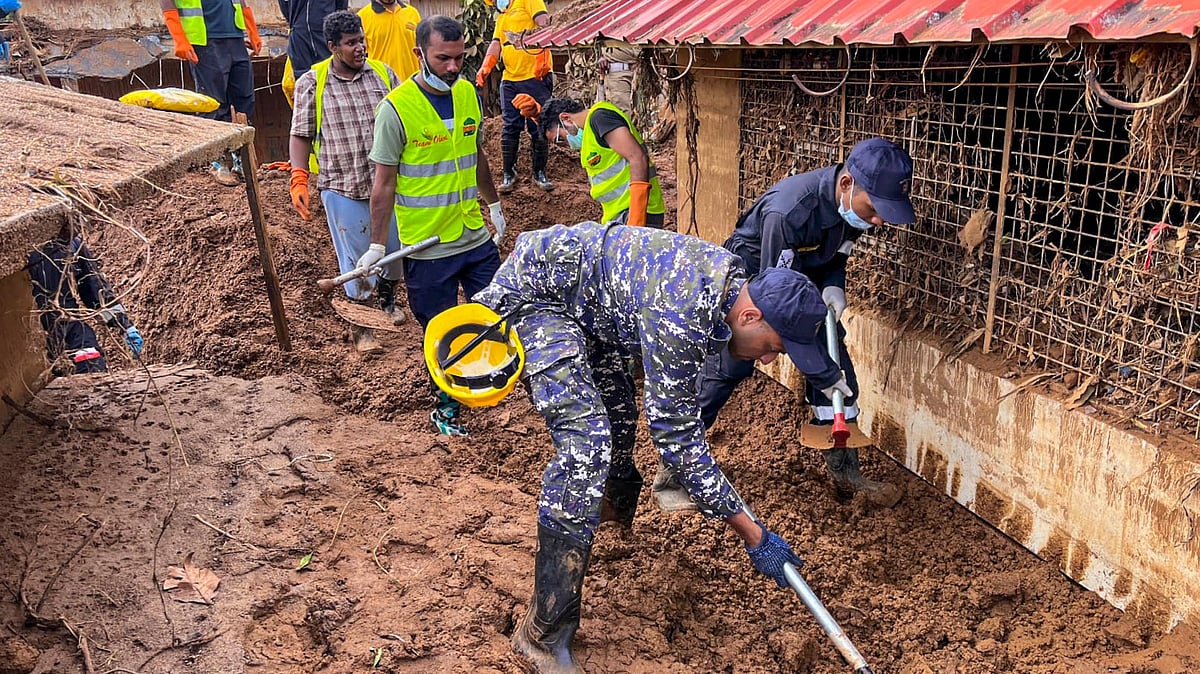 മുണ്ടക്കൈയിലും ചൂരല്മലയിലും ജനകീയ തിരച്ചിൽ തുടങ്ങി: കാണാതായവരെ കണ്ടെത്താന് ഊര്ജ്ജിതശ്രമം മുണ്ടക്കൈയിലും ചൂരല്മലയിലും ജനകീയ തിരച്ചിൽ തുടങ്ങി: കാണാതായവരെ കണ്ടെത്താന് ഊര്ജ്ജിതശ്രമം
