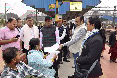 लिलुआ में जांच अभियान करते पीसीसीएम डॉ. उदय शंकर झा व सीनियर डीसीएम आर. रंजन 