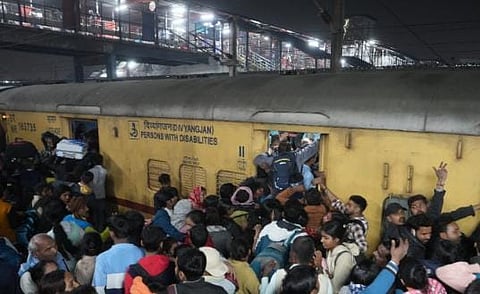 रेलवे स्टेशन भगदड़: रेलवे से याचिका के मुद्दों पर गौर करने का निर्देश 