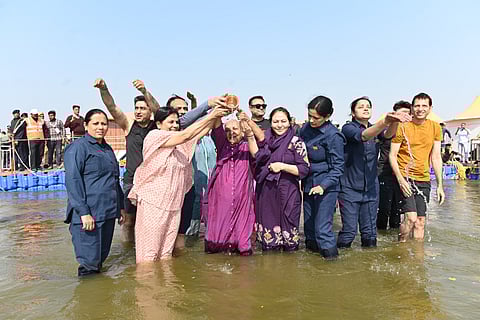 UP की राज्यपाल आनंदीबेन पटेल ने त्रिवेणी संगम में लगाई पुण्य की डुबकी