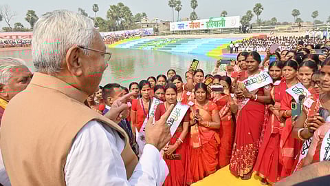 नालंदा में जीविका दीदियों से बातचीत करते सीएम नीतीश कुमार