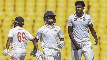  विकेटों के बीच दौड़ते हुए विदर्भ के दानिश मालेवार (बीच में) और करुण नायर 