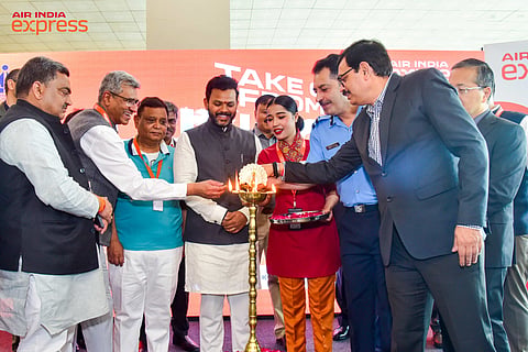 शनिवार को गाजियाबाद के हिंडन हवाई अड्डे से नागर विमानन मंत्री के राममोहन नायडू ने एयर इंडिया एक्सप्रेस की सेवाओं का उद्घाटन किया 