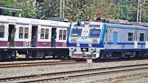 सीटिंग क्षमता से अधिक यात्री ढो रही सियालदह की AC लोकल

