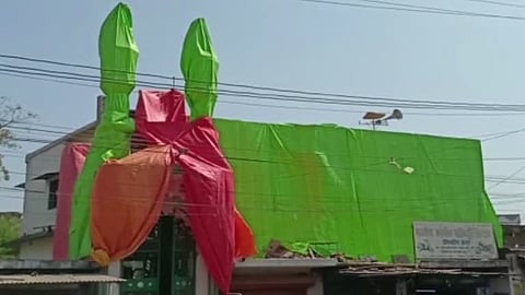 तिरपल से ढकी गई मस्जिद