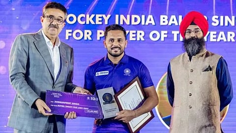 बेस्ट प्लेयर ऑफ ईयर अवॉर्ड के साथ भारतीय कप्तान हरमनप्रीत सिंह
