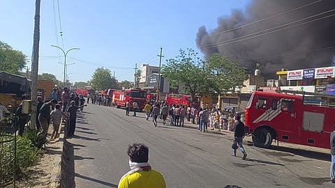 Noida में एक साथ कई  फैक्ट्रियों में लगी आग, दमकल की 12 से ज्यादा गाड़ियां मौके पर मौजूद