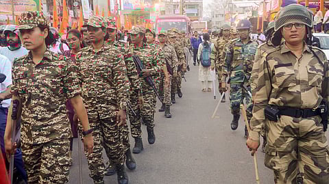 रांची में रूट मार्च करते हुए पुलिसकर्मी