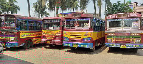 हड़ताल के कारण बस स्टैंड पर खड़ी बसों की तस्वीर