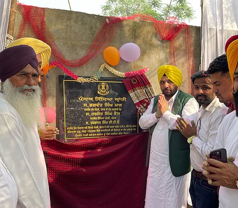 हरभजन सिंह ईटीओ विकास कार्यं का उद्घाटन करते हुए