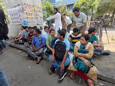 एसएससी भवन के पास प्रदर्शन करते शिक्षक