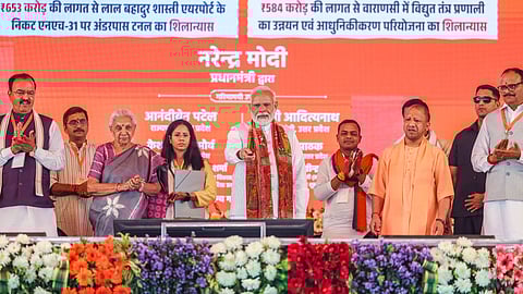 वाराणसी में 3,880 करोड़ रुपये की लागत वाली 44 परियोजनाओं का उद्घाटन और शिलान्यास करते हुए प्रधानमंत्री नरेन्द्र मोदी