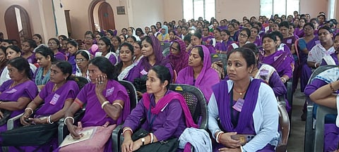 जिला साम्मेलन में बैठी आशा कर्मी