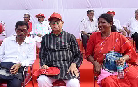 ब्रिगेड परेड ग्राउंड में आयोजित जनसभा में उपस्थित मो. सलीम और बन्ना टुडू 