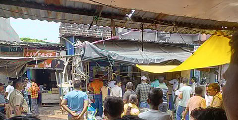 छापेमारी के दौरान दुकान के सामने लगी भीड़