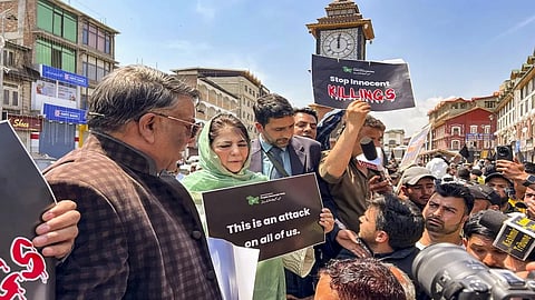 'बोलीं- हमें शर्म आती है कि...' महबूबा मुफ्ती उतरी सड़को पर 