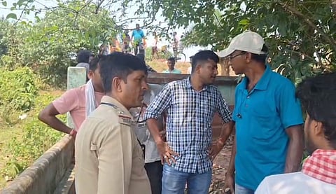 चंद्रकोणा में आग में झुलसी महिला का शव बरामद होने के बाद पहुंची पुलिस व लगी लोगों की भीड़