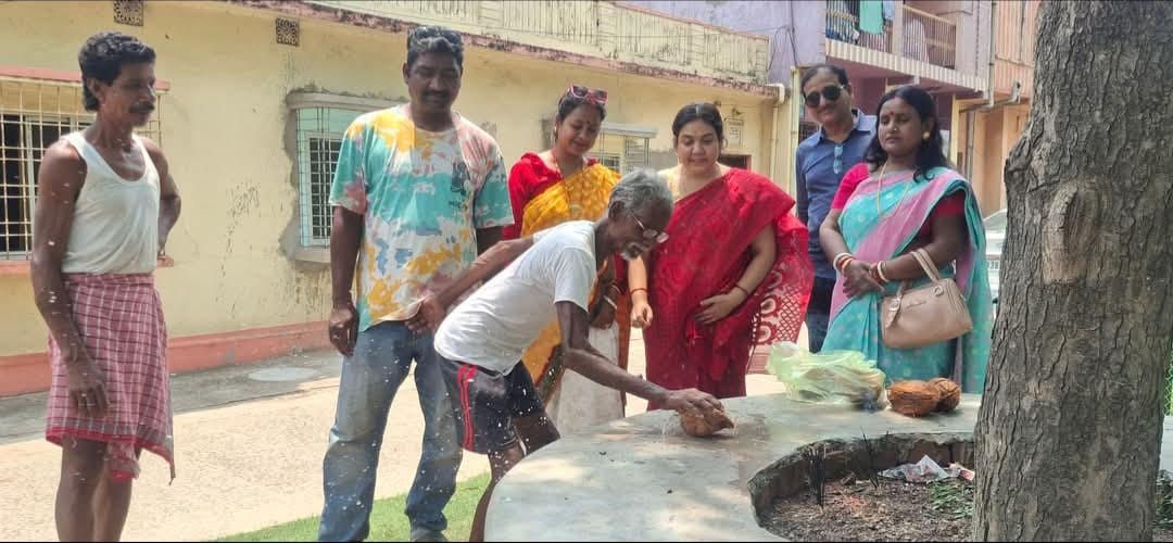 नारियल तोड़कर निर्माण कार्य का शुभारंभ करता दिहाड़ी मजदूर 