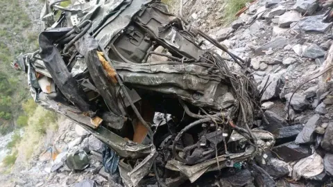 Ramban Accident: जम्मू-कश्मीर के रामबन में सेना का वाहन गिरा 700 फीट गहरी खाई में