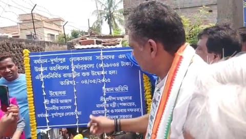 सांसद कीर्ति आजाद ने शिलापट का अनावरण कर रोड का उदघाटन करते