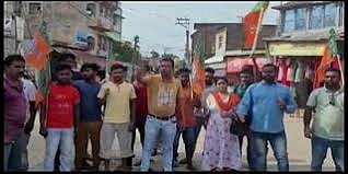 पाकिस्तानियों को ढूंढो, पकड़ो और वापस भेजो नारे के साथ भाजपा ने किया प्रदर्शन