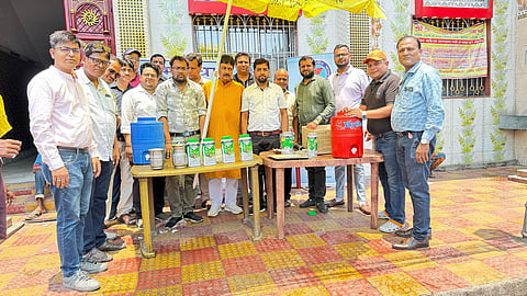 प्याऊ सेवा शिविर का उद्घाटन  के मौके पर अमरनाथ चटर्जी के साथ संस्था के सदस्य