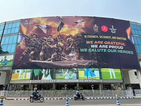 हम अपने नायकों को सलाम करते हैं, ईडन में लगे पोस्टर