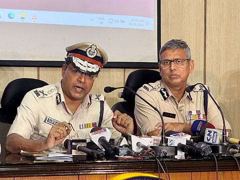 संवाददाताओं को संबोधित करते एडीजी लॉ एंड ऑर्डर जावेद शमीम और  एडीजी साउथ बंगाल सुप्रतिम सरकार 