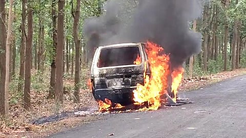 आग लगने के कारण जलती कार 