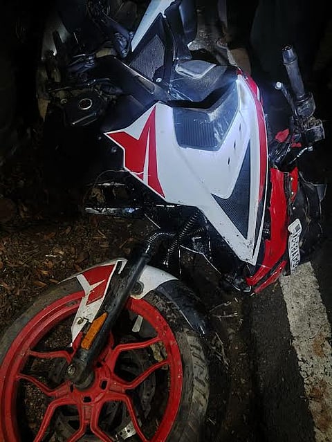 अनियंत्रित बाइक सड़क किनारे पेड़ से टकराई, 3 युवकों की मौत