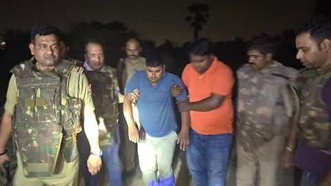 पुलिस ने मुठभेड़ के बाद पकड़ा